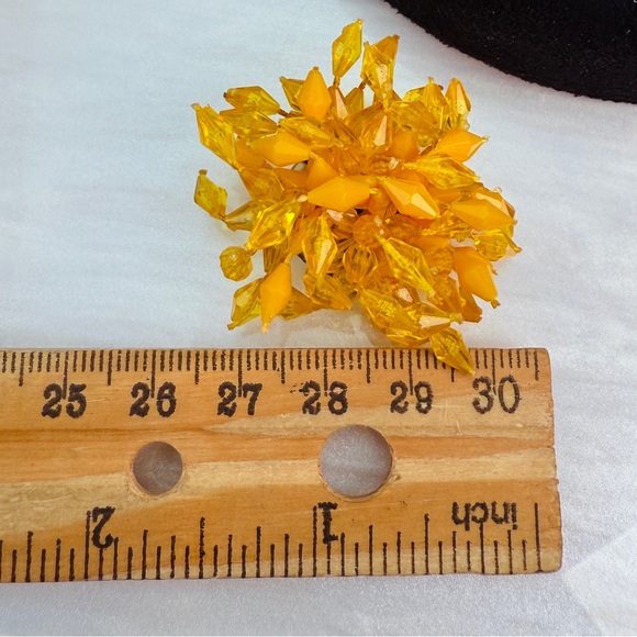 Interesting vintage, mustard, yellow clip on earring’s - Picture 6 of 6